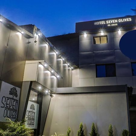 Treebo Trip Seven Olives Andheri ムンバイ エクステリア 写真