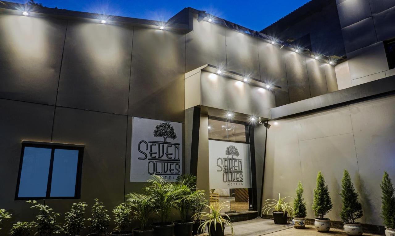 Treebo Trip Seven Olives Andheri ムンバイ エクステリア 写真
